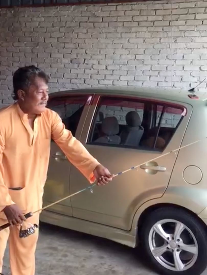 kekal jarak selamat, lelaki ini beri duit raya guna joran pancing