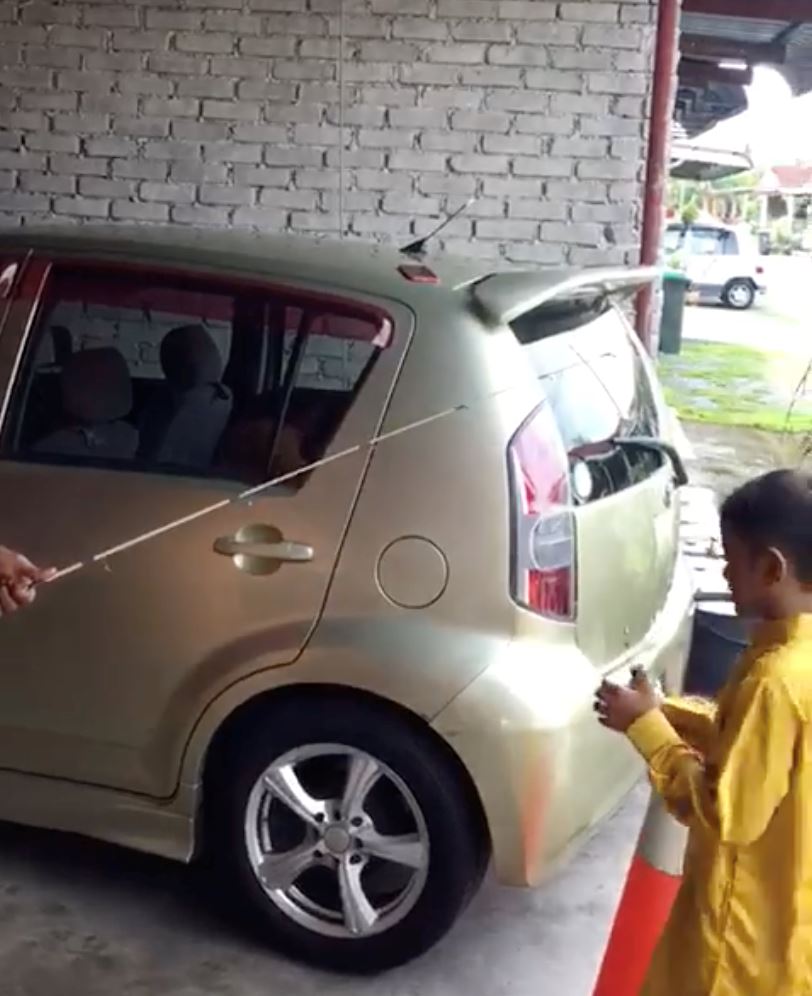 kekal jarak selamat, lelaki ini beri duit raya guna joran pancing