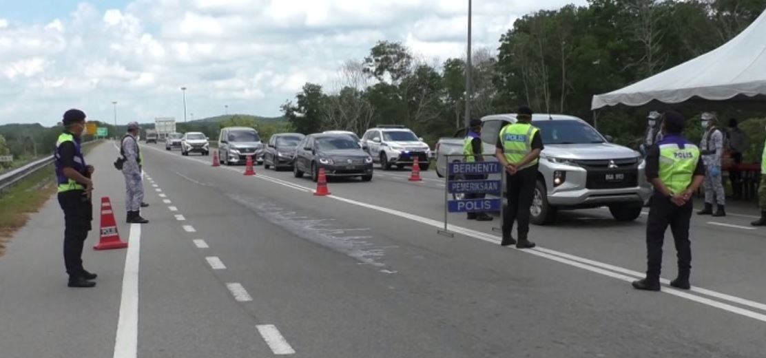 lihat cara bomba hiburkan abang polis dan askar yang bertugas