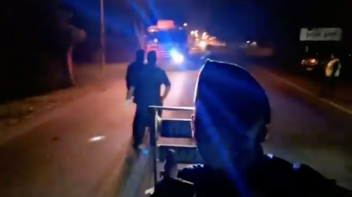 lihat cara bomba hiburkan abang polis dan askar yang bertugas