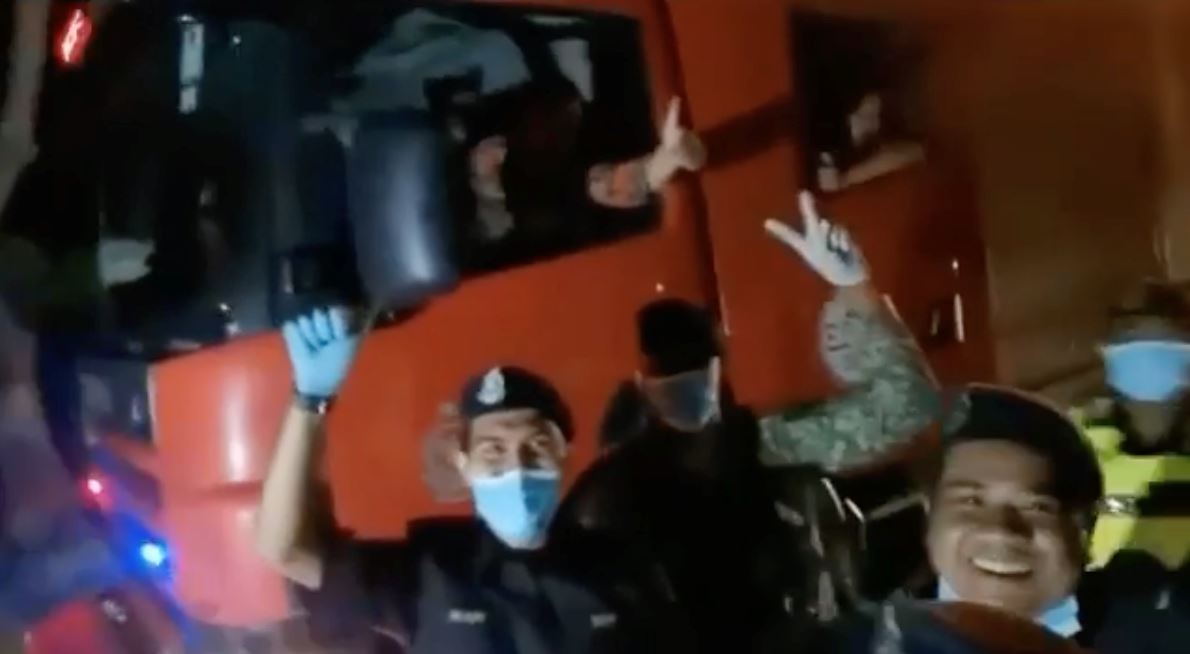 lihat cara bomba hiburkan abang polis dan askar yang bertugas