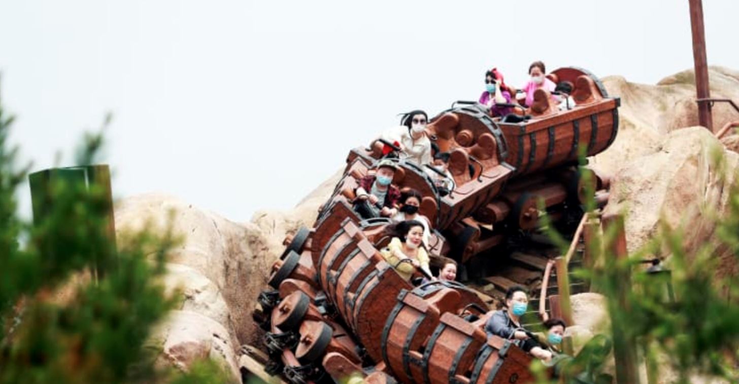 anda dilarang menjerit ketika naik rollercoaster ini bagi elak jangkitan covid-19