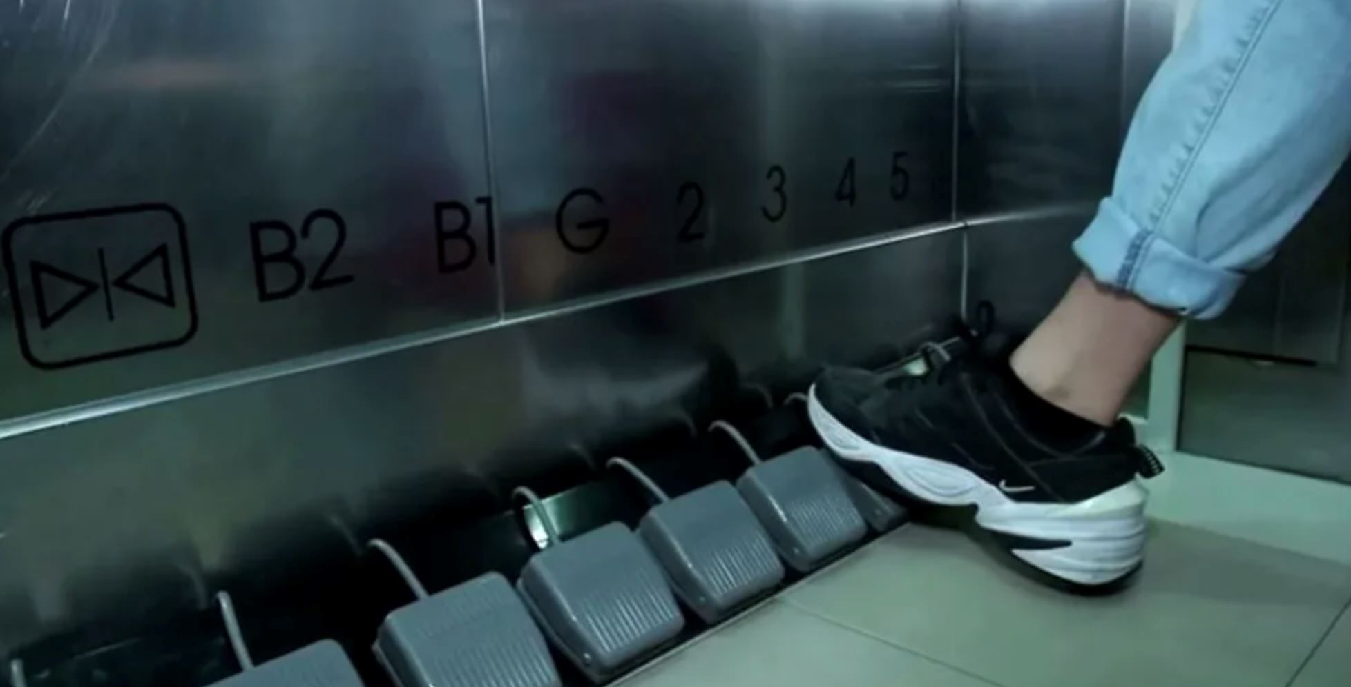 elak jangkitan covid-19, lif kini guna pedal kaki pilih aras berapa