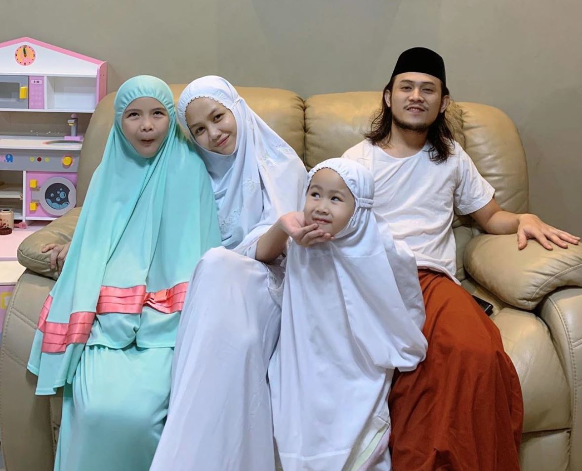 ada saja aktiviti dibuat, stacy seronok duduk rumah