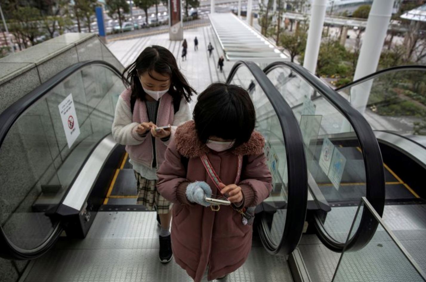 wujudkan peraturan larang guna handphone sambil berjalan