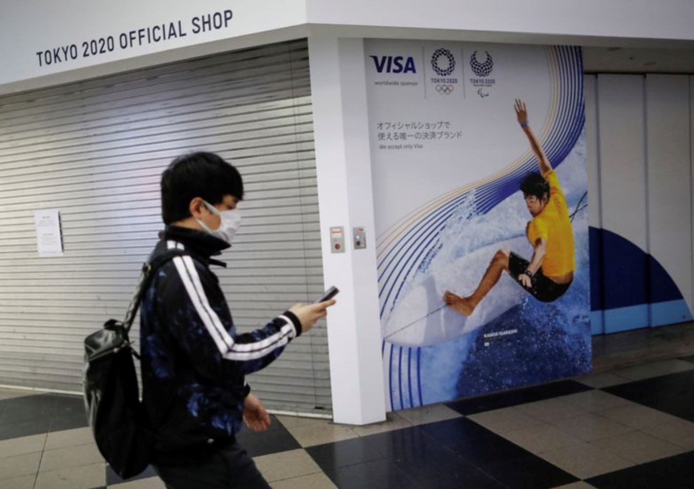 wujudkan peraturan larang guna handphone sambil berjalan