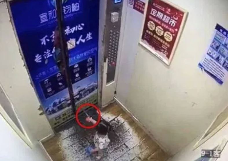 budak tergantung 2 minit pada pintu lif akibat dipakai tali keselamatan