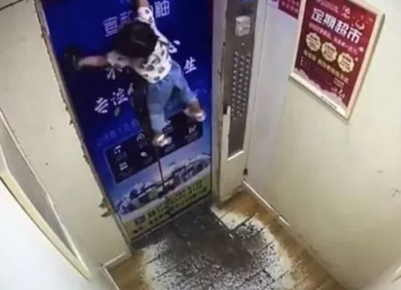 budak tergantung 2 minit pada pintu lif akibat dipakai tali keselamatan