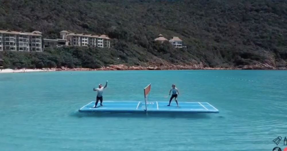 hanya di pulau redang anda boleh main badminton atas lautan!