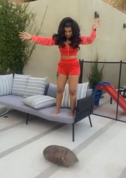 ramai terhibur tengok cardi b cuba kupas buah nangka dengan hempas ke lantai