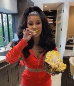 ramai terhibur tengok cardi b cuba kupas buah nangka dengan hempas ke lantai