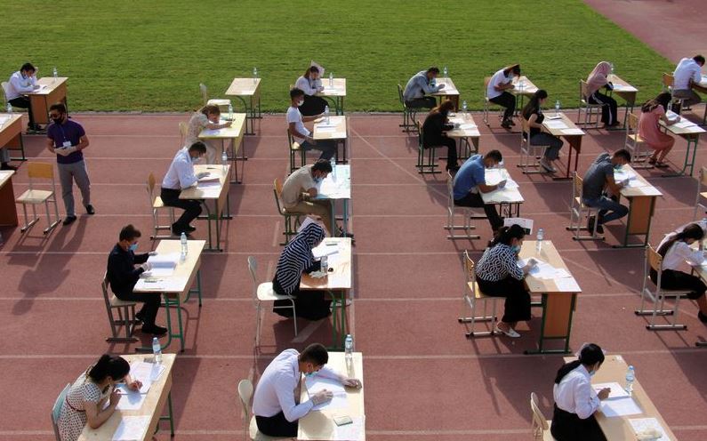 demi penjarakan fizikal, 1.4 juta calon jawab exam dalam stadium terbuka