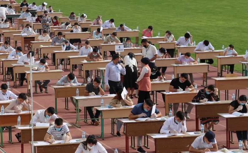 demi penjarakan fizikal, 1.4 juta calon jawab exam dalam stadium terbuka