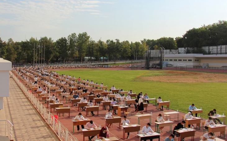 demi penjarakan fizikal, 1.4 juta calon jawab exam dalam stadium terbuka