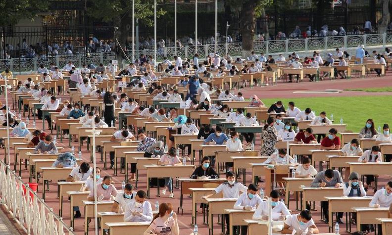 demi penjarakan fizikal, 1.4 juta calon jawab exam dalam stadium terbuka