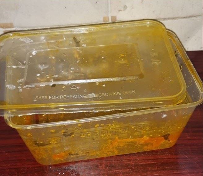 betul ke guna ais boleh bersihkan bekas makanan yang penuh dengan minyak?