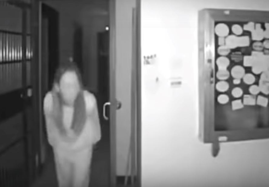 wanita dari wuhan ditangkap sengaja ludah pada pemegang pintu, lebih 30 individu dijangkiti