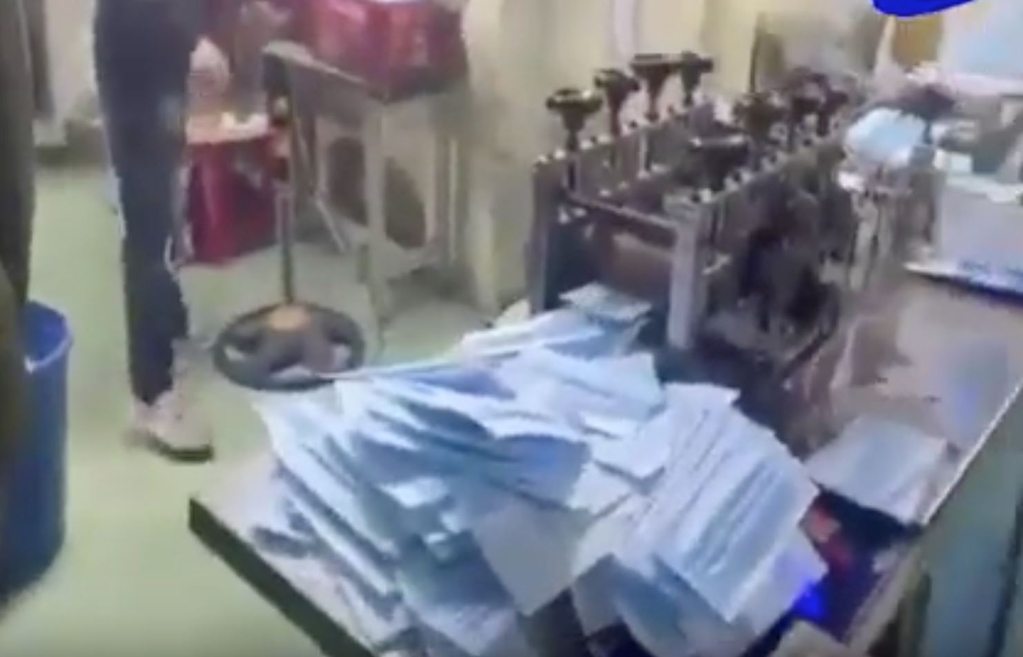 rupanya ada orang jual topeng tutup mulut tiruan guna tisu tandas!