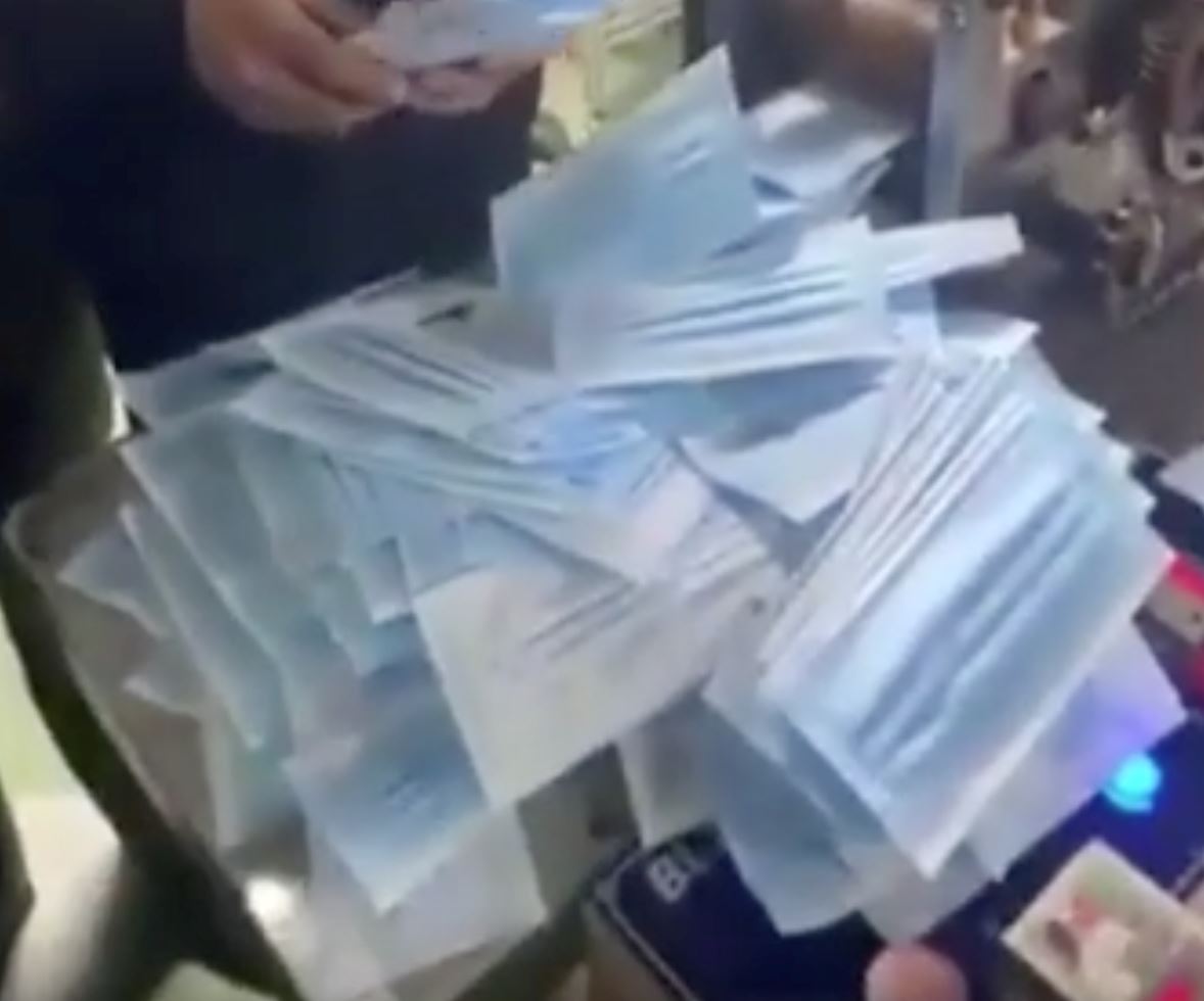 rupanya ada orang jual topeng tutup mulut tiruan guna tisu tandas!