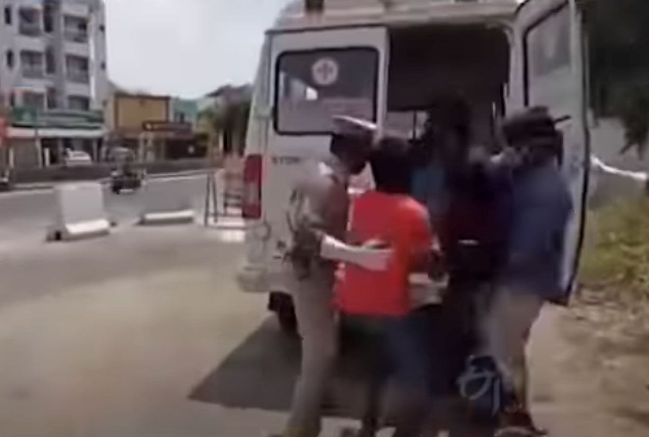 polis di india letak rakyat degil bersama pesakit covid-19 dalam ambulans
