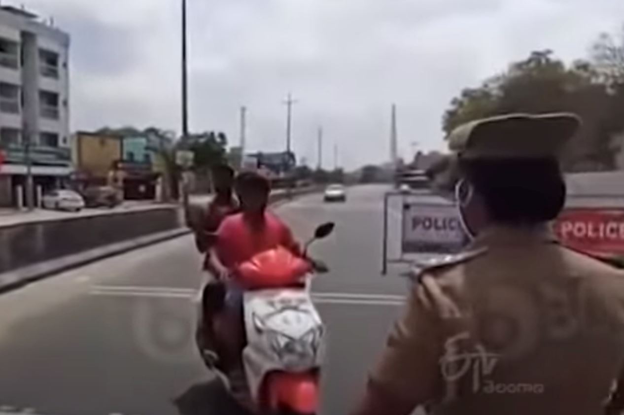 polis di india letak rakyat degil bersama pesakit covid-19 dalam ambulans