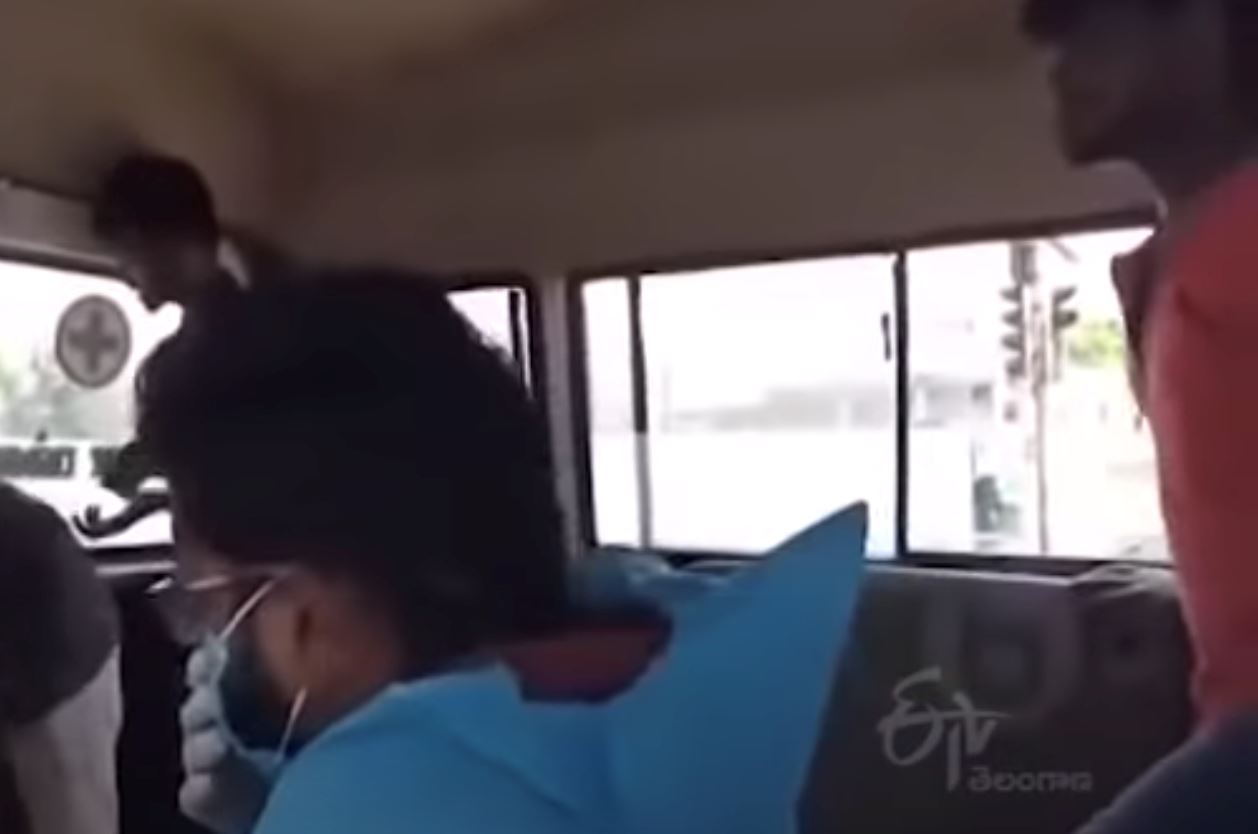 polis di india letak rakyat degil bersama pesakit covid-19 dalam ambulans