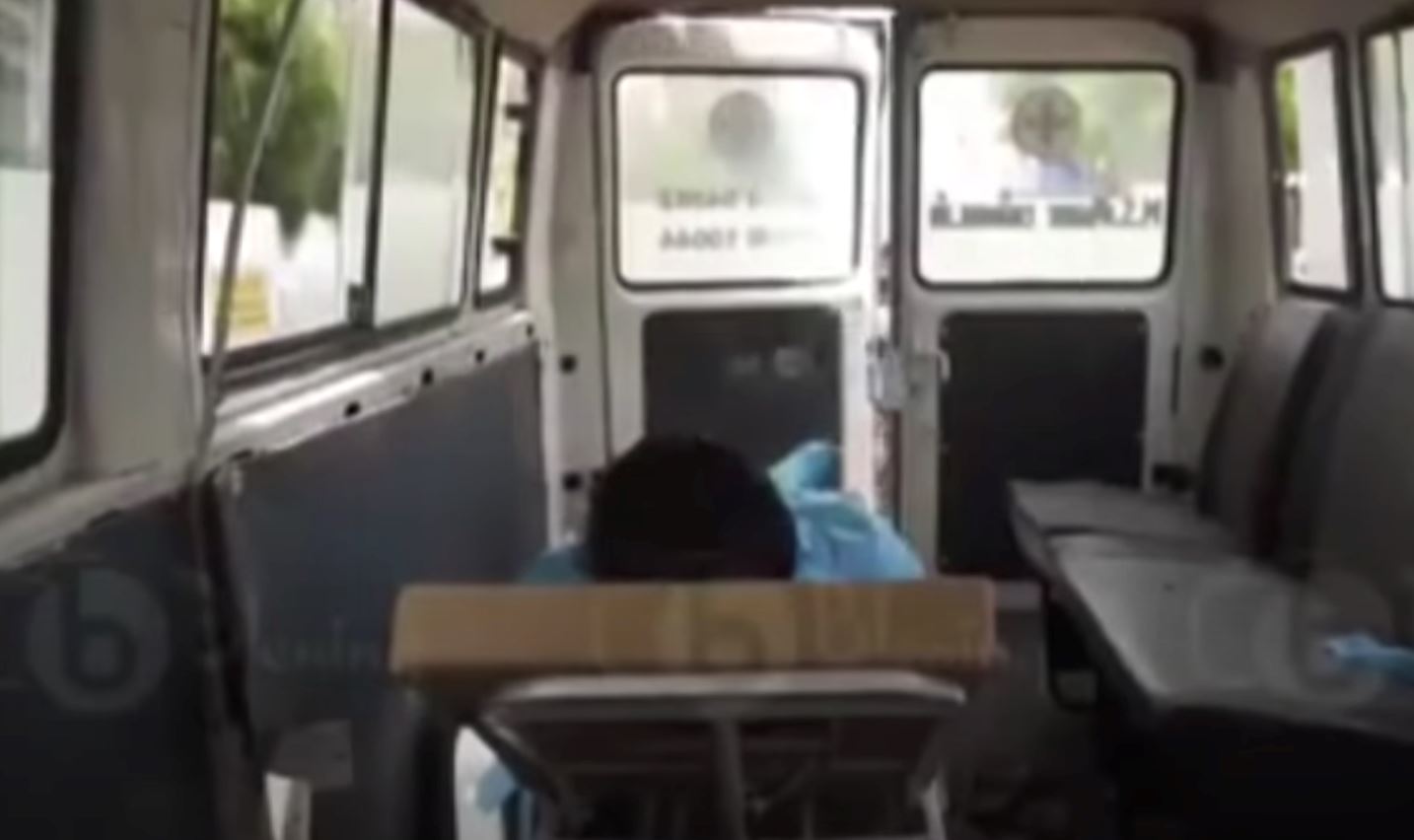 polis di india letak rakyat degil bersama pesakit covid-19 dalam ambulans