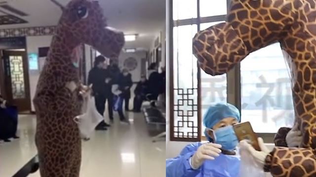 Topeng Tutup Mulut Habis, Wanita Terpaksa Pakai Kostum Zirafah Lindung Diri Dari Covid-19
