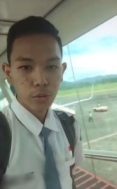 dah lambat nak ke sekolah, remaja naik pesawat untuk pertama kali dalam hidup