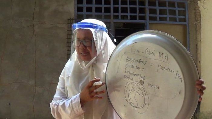 demi secebis ilmu, guru sanggup mengajar guna dulang jadi papan tulis