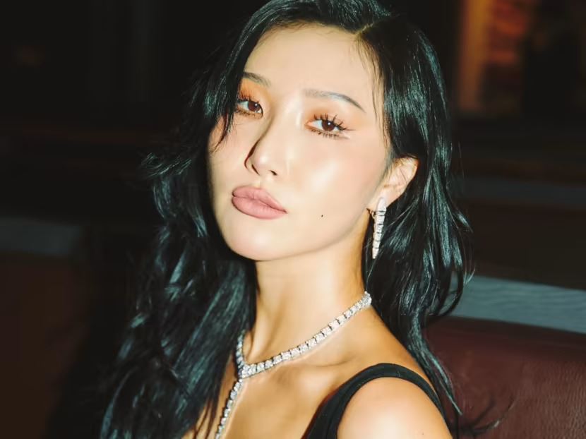 alat in-ear meletup ketika persembahan, hwasa alami kerosakan pendengaran