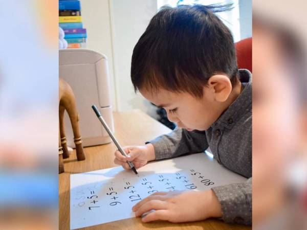 kanak-kanak dari malaysia ada iq genius di dunia, umur 2 tahun dah boleh baca buku