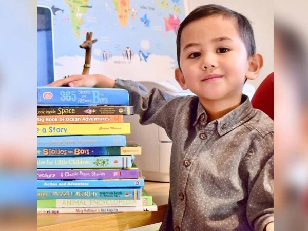 kanak-kanak dari malaysia ada iq genius di dunia, umur 2 tahun dah boleh baca buku