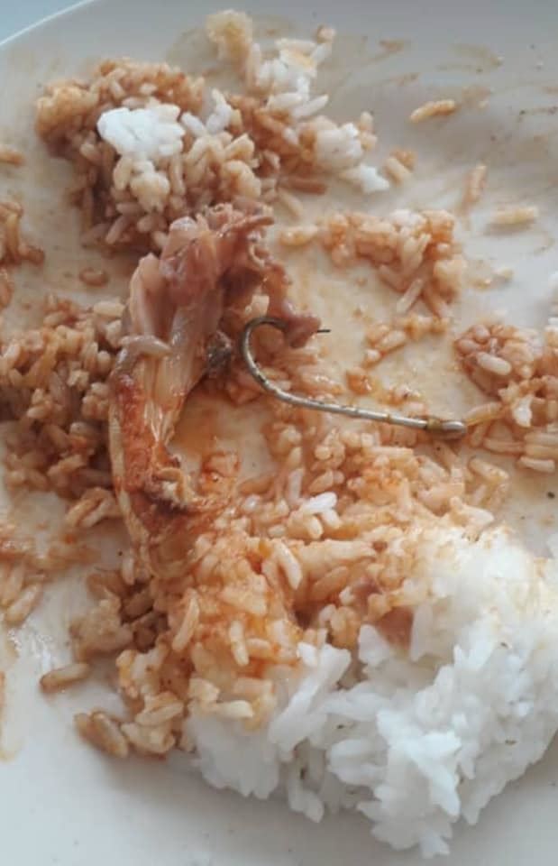 wanita nyaris tertelan mata kail pada lauk ikan di sebuah kedai makan di johor, 