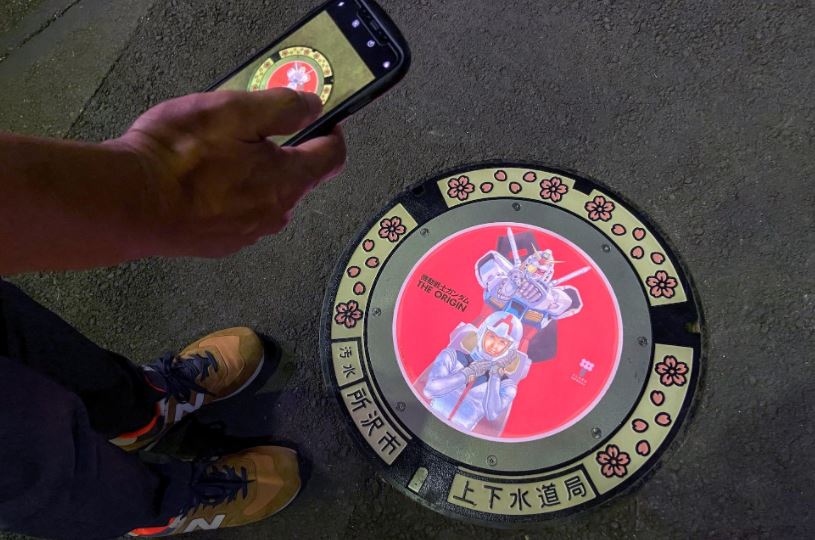 jepun hias penutup lubang dengan lukisan anime bercahaya