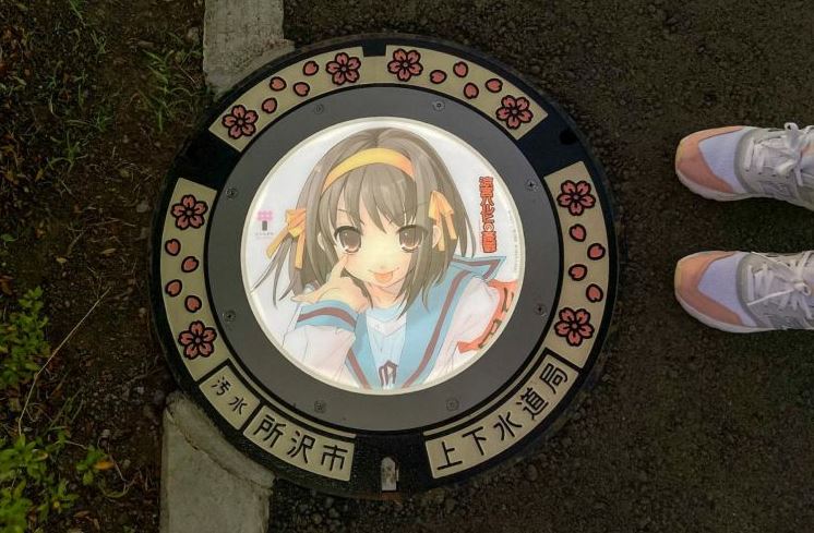 jepun hias penutup lubang dengan lukisan anime bercahaya