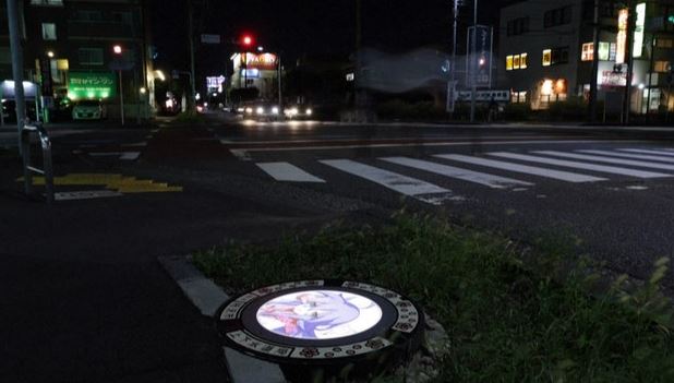 jepun hias penutup lubang dengan lukisan anime bercahaya