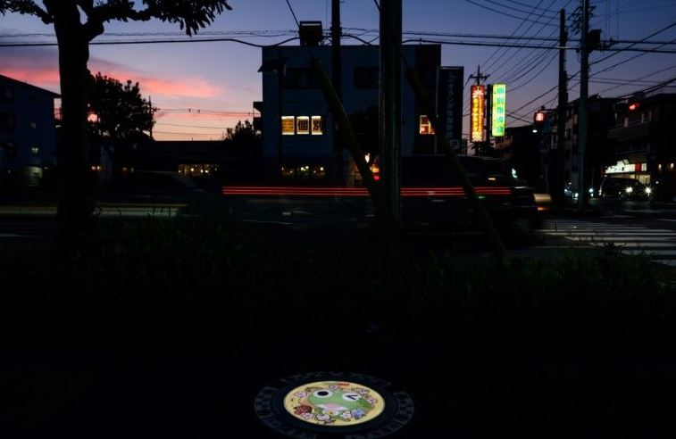 jepun hias penutup lubang dengan lukisan anime bercahaya