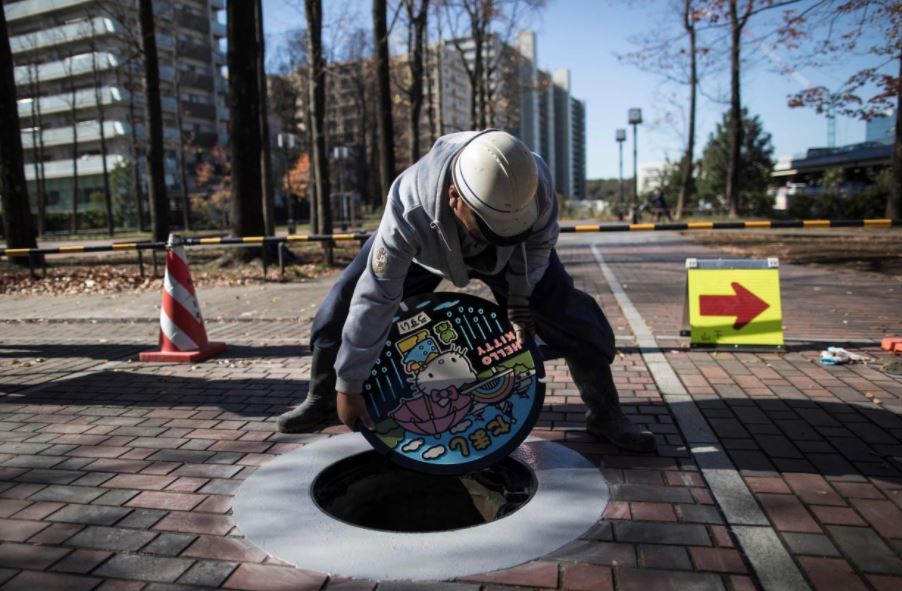 jepun hias penutup lubang dengan lukisan anime bercahaya