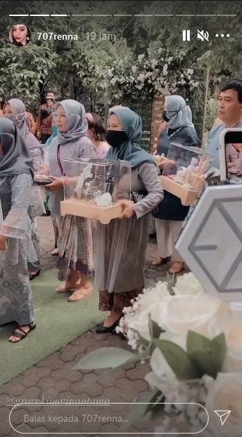 pengantin wanita minat k-pop teruja terima hantaran album solo kai exo