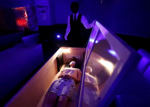 hiburan aneh iaitu baring dalam keranda sambil dikelilingi zombi