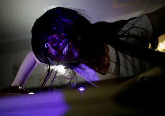 hiburan aneh iaitu baring dalam keranda sambil dikelilingi zombi