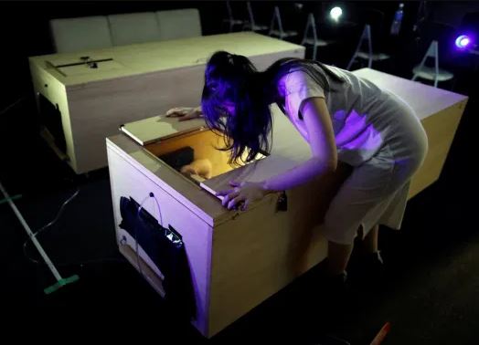 hiburan aneh iaitu baring dalam keranda sambil dikelilingi zombi