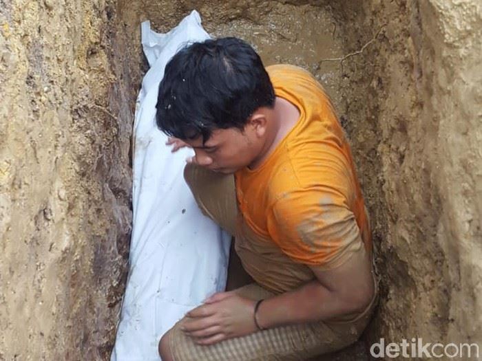 dah tiga tahun dikebumikan pun jenazah kekal harum semerbak