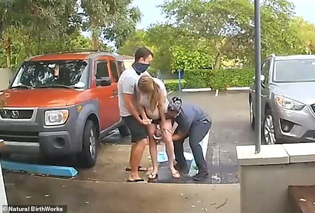 tak sempat masuk wad, wanita lahirkan anak dekat parkir kereta