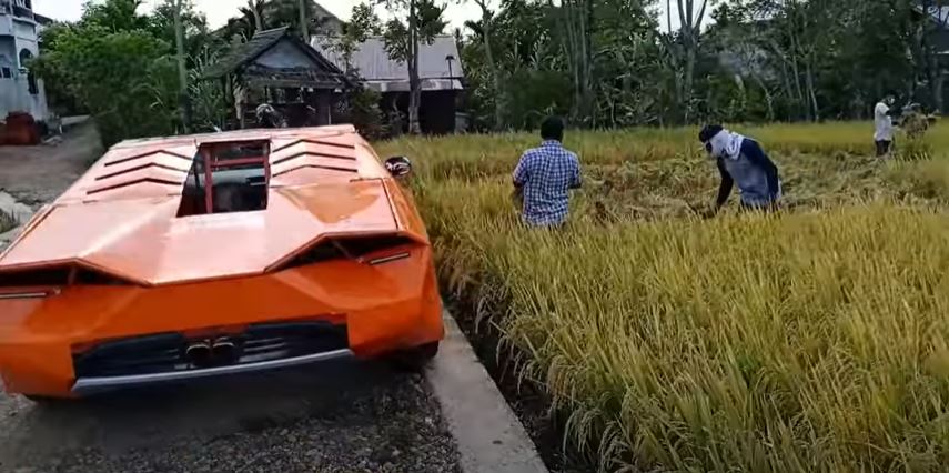 petani di aceh selamba bawa hasil padi guna ‘lamborghini’