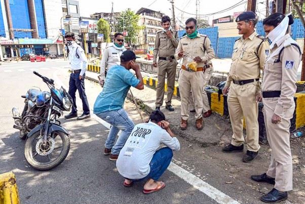 sebat, ketuk ketampi antara cara polis india didik orang ingkar perintah berkurung