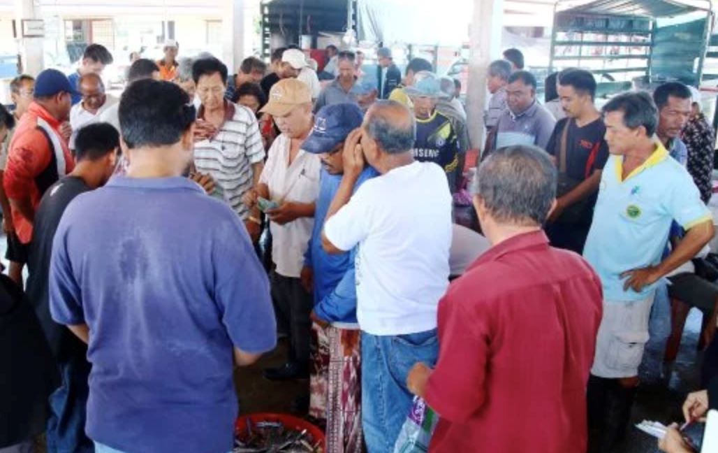 nelayan dilarang berniaga cara berbisik elak jangkitan covid-19