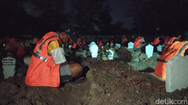 denda tak pakai mask, pesalah dihukum duduk dekat kubur mangsa covid-19 sambil berdoa