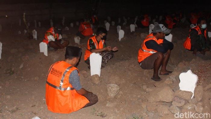 denda tak pakai mask, pesalah dihukum duduk dekat kubur mangsa covid-19 sambil berdoa